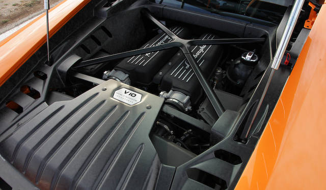 ミドに搭載される5.2リッターV10エンジンは、最高出力610ps、最大トルク560Nmを発揮する