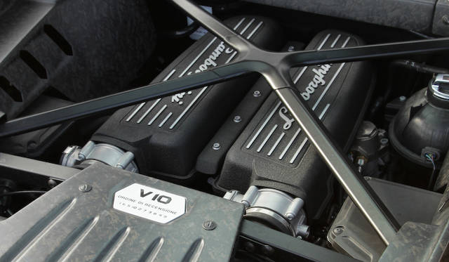 ミドに搭載される5.2リッターV10エンジンは、最高出力610ps、最大トルク560Nmを発揮する