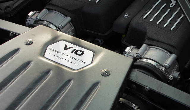 ミドに搭載される5.2リッターV10エンジンは、最高出力610ps、最大トルク560Nmを発揮する