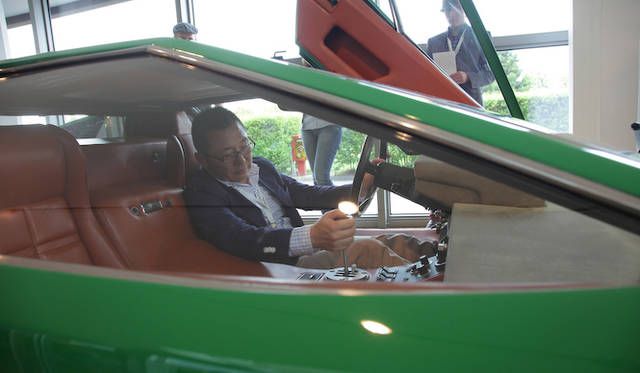 ランボルギーニ ミュージアムにて、少年のころ憧れだったカウンタックに触れる、大谷達也氏