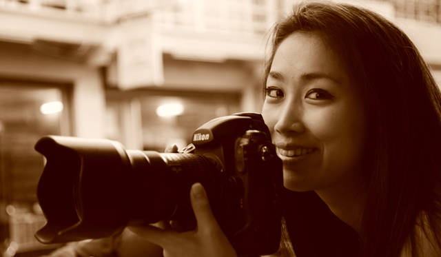 <strong>林典子｜HAYASHI Noriko</strong><br />1983年生まれ。大学在学中に、西アフリカ・ガンビアの地元新聞社、ザ・ポイント紙で写真を撮りはじめる。「ニュースにならない人々の物語」を国内外で取材。ナショナル ジオグラフィック日本版で、2012年9月号「失われたロマの町」、2013年7月号「キルギス　誘拐婚の現実」を発表。キルギスの誘拐結婚の写真は世界的に広く注目され、フランスの報道写真祭の特集部門で最高賞、全米報道写真家協会フォトジャーナリズム大賞の現代社会問題組写真部門で1位を受賞。そのほか、米ワシントン・ポスト紙、独デア・シュピーゲル誌、仏ル・モンド紙、米ニューズウィークなど、数々のメディアで作品を発表している。『キルギスの誘拐結婚』シリーズは、2013年にフランス報道写真祭「ビザ・プール・リマージュ」特集部門最高賞「ビザ・ドール（金賞）」、2014年に全米報道写真家協会「フォトジャーナリズム大賞」現代社会問題組写真部門1位を受賞した。