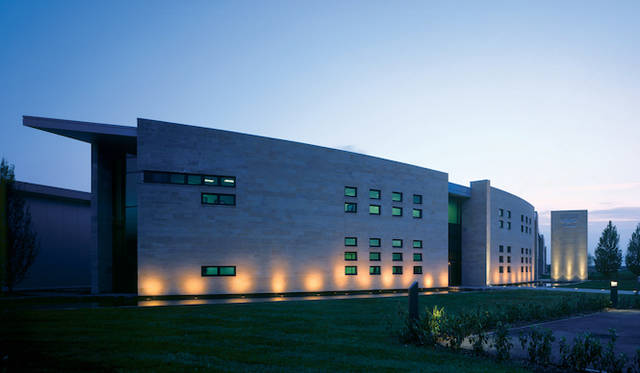 90_aston_martin_gaydon イギリス・ゲイドンにあるアストンマーティンの本社社屋