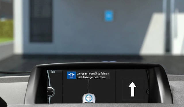 BMWのプロトタイプにおける、充電器への誘導