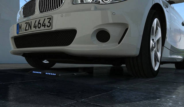 BMWのプロトタイプ。充電中はアンビエントライトが点灯して状態をあらわす。車両と地面のコイル間は常に監視されており、異物が入り込むと即座に充電が中止される