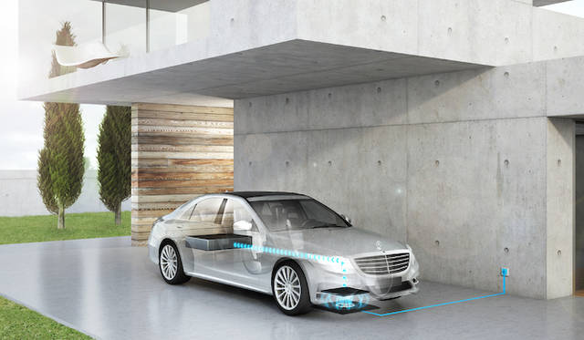 メルセデス・ベンツS 500 プラグインハイブリッドにおけるワイヤレス充電の模式図。この夏にも欧州で発売予定の「S 500 プラグインハイブリッド」はV6ツインターボエンジンをモーターがアシストすることで最高出力325kW、最大トルク650Nmを誇り、0-100km/h加速は5.2秒。いっぽうで、燃費は2.8ℓ/100km（およそ35.7km/ℓ）、CO2排出量わずか65g/kmだ