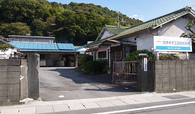 <strong>LOOPWHEELER｜ループウィラー</strong><br />和歌山県に所在する「カネキチ工業株式会社」。現代では希少な吊り編み機を稼働させる老舗メリヤスメーカー