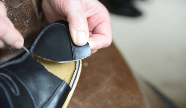 <strong>JOHN LOBB｜ジョンロブ</strong>　フィッティング状態をチェックし終わると、シューズを脱いでもらいフランソワがトライオンシューズをカットしだした