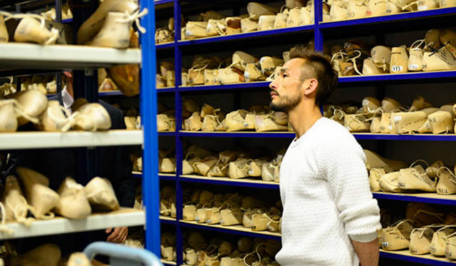 <strong>JOHN LOBB｜ジョンロブ</strong>　パリ・モガドー通り32番地にあるジョンロブのビスポークアトリエを訪れた中田英寿さん