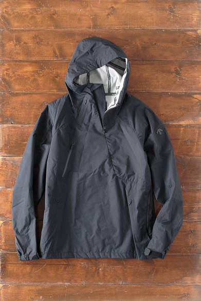 MENS｜プルオーバータイプのブルゾン。両脇のファスナー、襟元のベンチレーションなどにより、バックパックを背負うような状況でも通気性を確保できる。スライダーを下げずに開けられるYKK開発のパラジップ（トップオープンファスナー）を採用し、プルオーバーでありながら容易に着脱可能。「PARAHEM W-MOTION HOODED JACKET」3万9000円（デサント オルテライン）<br />※税抜価格