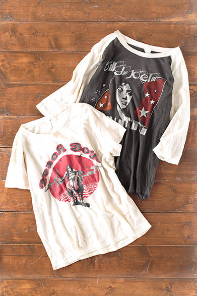 WOMENS｜若かりし日のビリー・ジョエルの姿、そして馬に乗ったネイティブアメリカンが描かれたイラスト「Indian Sunset」を採用した、ビーチボーイズのTシャツ。どちらもロック史に名を刻むアーティストだが、誰もが知るモチーフをセレクトしていないところに、ブランドのこだわりを感じる。Tシャツ、上から2万8000円、2万4000円（ともにメイド ウォーン）<br />※ともに税抜価格