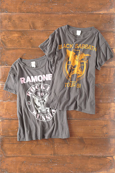 WOMENS｜色の褪せたハードな使用感をリアルに再現。ヘヴィメタルバンド、ブラックサバスのロゴを大きくあしらったツアービジュアルと、永遠のパンクロックアイコン、ラモーンズのヴィジュアルを採用した。どちらも1981年という、ロックミュージック黎明期を背景としている。Tシャツともに2万4000円（ともにメイド ウォーン）<br />※ともに税抜価格