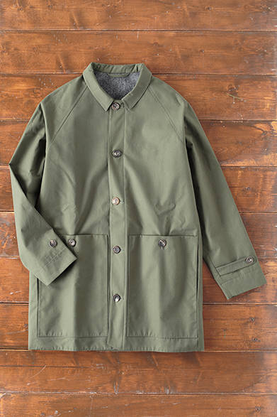 MENS｜マンチェスターで開発された防水のベンタイル生地、裏地にはヨークシャーにある皇室御用達の称号をもつ工場で織られたウールメルトンを採用した。ワークテイストの大きなポケットを配するいっぽうで、衿は小さめというバランスが個性的。ジャーナル スタンダード別注カラー。「british ventile mac」11万8000円（［ジャーナル スタンダード限定］S.E.H. ケリー）<br />※税抜価格