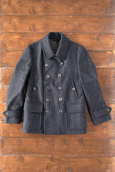 MENS｜クラシックなデザインに、現代的なシルエットが融合したアイテム。フロントのボタンは通常のピーコートよりも数が多く、留め方次第で印象が変わる。ドネガルツイードを表地に、ウエストヨークシャーで製作されたコーティングウールを裏地に使用した重量感のある一着だ。「yorkshire wool p coat」12万8000円（S.E.H. ケリー）<br />※税抜価格