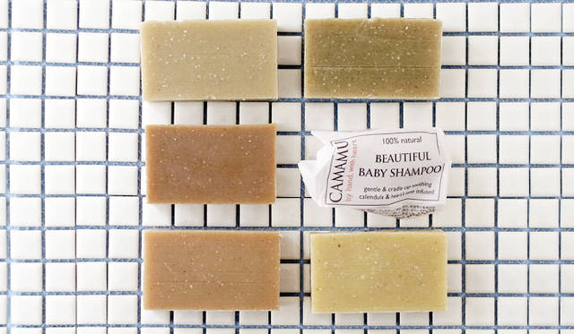 左上から時計回り／ARGAN OIL HORSETAIL SHAMPOO（アルガンオイル ホーステイル シャンプー）1700円（約113g）、ROSEMARY NETTLE　SHAMPOO（ローズマリー ネトル シャンプー）1500円（約113g）、BEAUTIFUL BABY SHAMPOO（ビューティフル ベイビー シャンプー）1500円（約113g）、DIRTY DOG PET SHAMPOO（ダーティー ドッグ ペット シャンプー）1500円（約113g） 、NEEM OIL(10％) SHAMPOO（ニームオイル10％ シャンプー）1700円（約113g） 