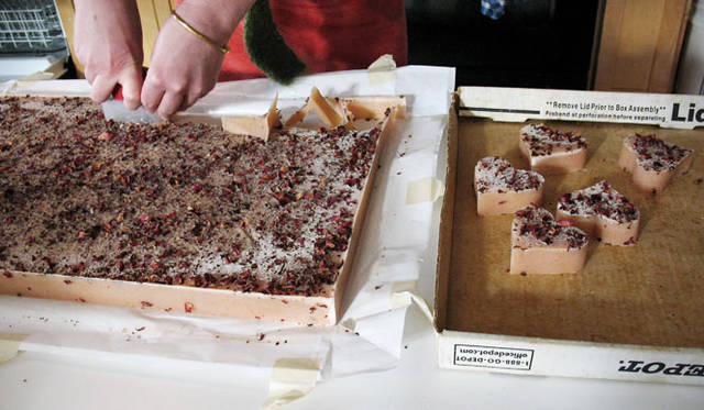 ロリさん独自のソープレシピによる高品質な植物オイルと精油の贅たくなブレンドが生み出す驚きの保湿力と香り高さ、肌質や目的別に選べる豊富な種類