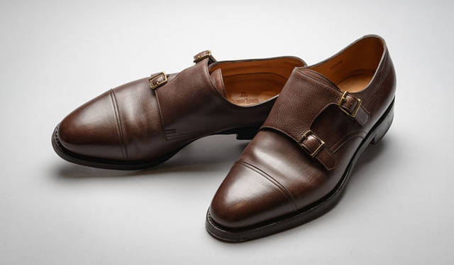 <strong>ジョンロブ</strong> 　「父から譲り受けた一足。約10年前に父とふたりで訪れたイギリス•ノーザンプトンにて父が購入したウイリアム。当時はその価値も知らずに、ただただ良い靴だという印象だけでした。そんな一足を、ある日、還暦を迎えた父から譲り受けることになりました。サイズはやや大きいものの、中敷などで調整。今ではデニムからショートパンツまで幅広いコーディネイトで活躍する一足です。レザーが型押しということもあって、ケアはクリームをたまに塗る程度ですが、革が良いので十分。これから自分のものになるようにガンガン履きます！」（所有者談）