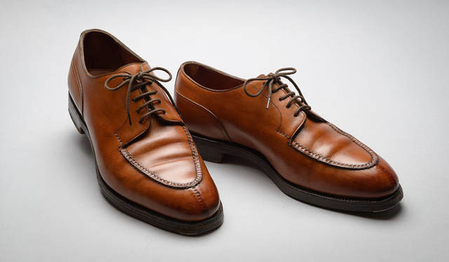 <strong>エドワードグリーン</strong> 　「購入は5年前くらいで、エドワードグリーンの定番といわれる一足が欲しかったという理由で決めました。ドレスでもカジュアルでも合わせられるのも魅力でした。汎用性の高さと気に入っているというのもあり、週1は必ず履きます。ケアは日々のブラッシングはもちろん、2週間に1回は“モゥブレィ プレステージクリームナチュラーレ”でケアをしています。履きこむごとに経年変化してくれるので、エイジングを楽しめるのが、一番のお気に入りポイントです」（所有者談）