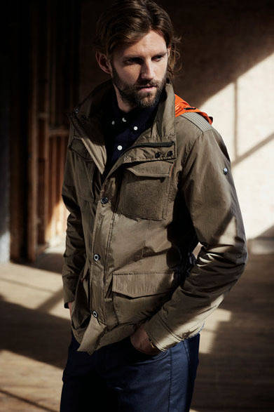 撥水加工をほどこしたナイロン素材に、パイピングには反射テープを使用したバレンジャケット