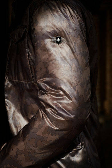 ブランドのヘリテージを描き出すように、本物のスイスミリタリーのカモフラージュ柄にモダンなオリーブ系のカラーパレットを採用