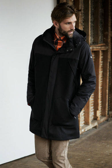 超撥水性と防風性に優れたボンデッドウール素材を使用し、クラシックなボンバージャケットをモダンに解釈したトレジャケット