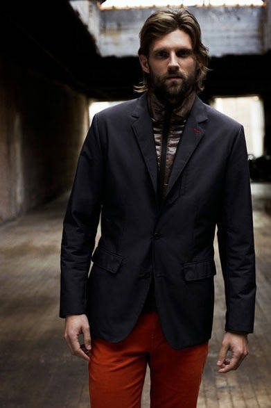 2レイヤーの素材で、撥水加工がほどこされ、取り外し可能なビクトリノックス・レッドもしくはスイスカモフラージュの胸当てがついているナビゲーションブレザー