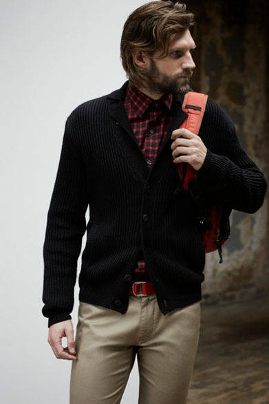 ポップなオレンジフレームやビクトリノックス・レッドなどの目立つ色や柄、動きやすいストレッチの効いた素材を使用したシャツ