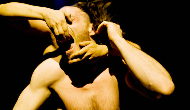 <strong>日本初演「バベル BABEL（words）」</strong>　© Koen Broos