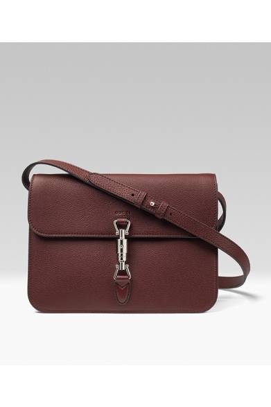 <strong>ショルダーバッグ</strong><br />カラー｜バーガンディー（限定カラー）<br />サイズ｜W27×H20×D8cm<br />価格｜25万9000円<br /><br /><strong>GUCCI JACKIE FOREVER</strong><br />開催期間｜7月16日（水）～7月22日（火）<br />開催場所｜伊勢丹新宿店本館1階＝ザ・ステージ