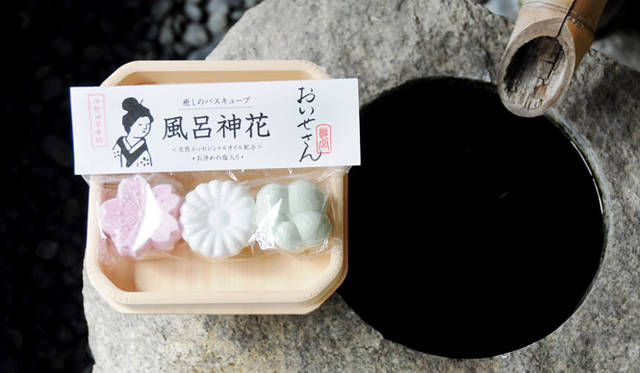 <strong>THE UN｜アン</strong>　「おいせさん」　風呂神花（バスキューブ3種セット）972円