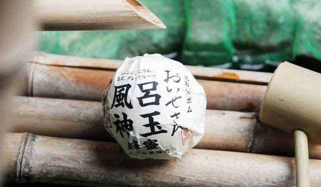 <strong>THE UN｜アン</strong>　「おいせさん」　風呂神玉（蜂蜜入りバスボム）864円