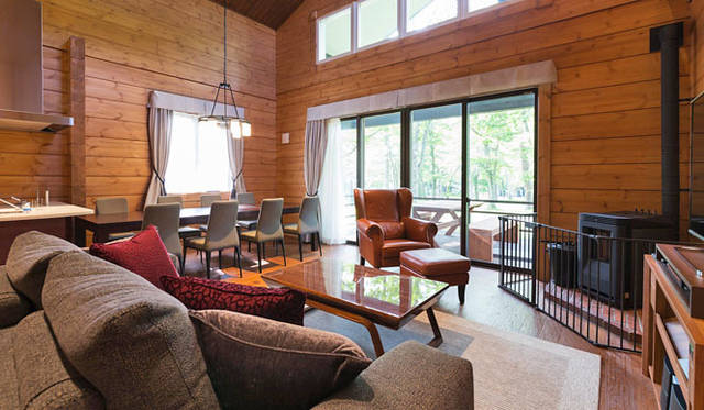 <strong>IDC OTSUKA｜IDC大塚家具</strong>　「ザ・プリンス ヴィラ軽井沢」のヴィラ　メゾネットスパ/2階建て温泉付きタイプ