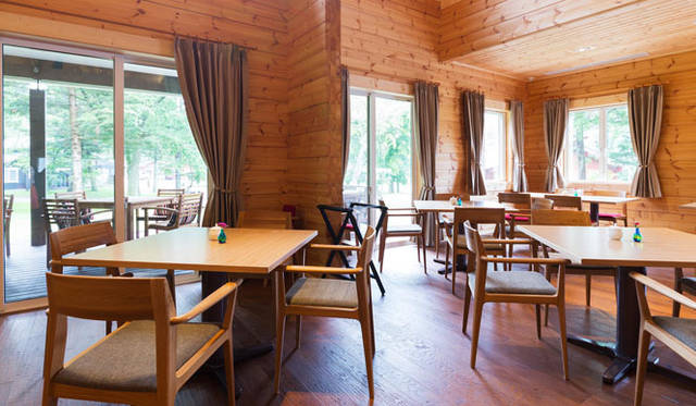 <strong>IDC OTSUKA｜IDC大塚家具</strong>　「ザ・プリンス ヴィラ軽井沢」ヴィラ宿泊者専用施設「センターハウス」のレストラン