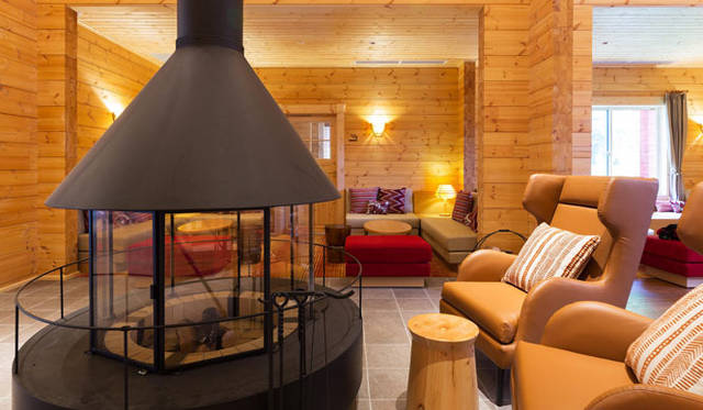 <strong>IDC OTSUKA｜IDC大塚家具</strong>　「ザ・プリンス ヴィラ軽井沢」ヴィラ宿泊者専用施設「センターハウス」のロビーラウンジ