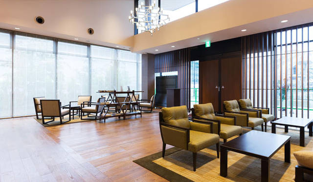 <strong>IDC OTSUKA｜IDC大塚家具</strong>　軽井沢の玄関口である軽井沢駅南口に新設された「軽井沢プリンスホテルゲストサービスセンタースマイルコンシェルジュ」