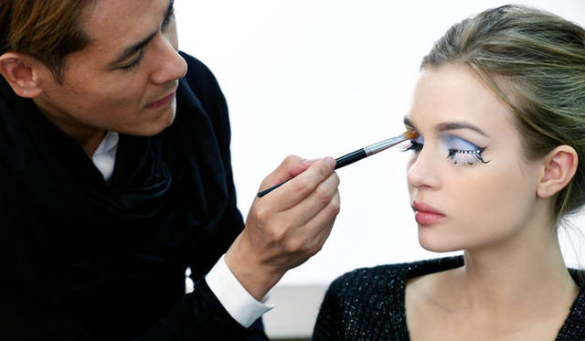 メインビジュアルのメイクアップを手がけたのは、シュウ ウエムラ インターナショナル アーティスティック ディレクター 打出角康氏