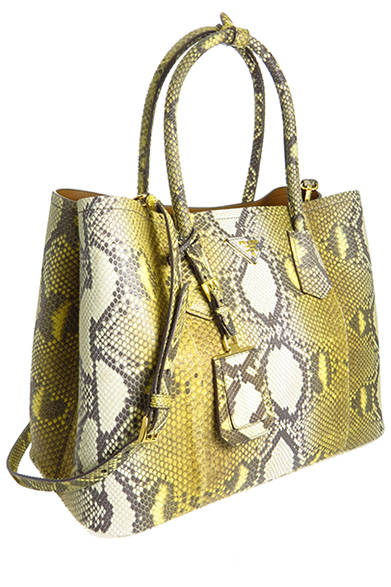 <strong>PRADA｜プラダ 大阪心斎橋店1周年記念、スペシャルアイテム登場</strong><br />バッグ [W33×H25×D14.5cm]　49万8000円（税抜）