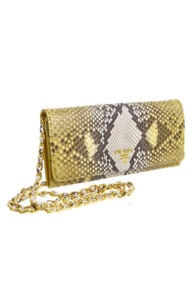 <strong>PRADA｜プラダ 大阪心斎橋店1周年記念、スペシャルアイテム登場</strong><br />　ウォレット [H10.5×W21cm』　14万3000円（税抜）