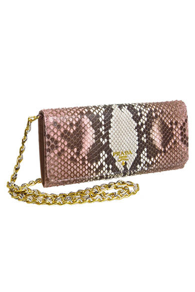 <strong>PRADA｜プラダ 大阪心斎橋店1周年記念、スペシャルアイテム登場</strong><br />　　ウォレット [H10.5×W21cm』　14万3000円（税抜）