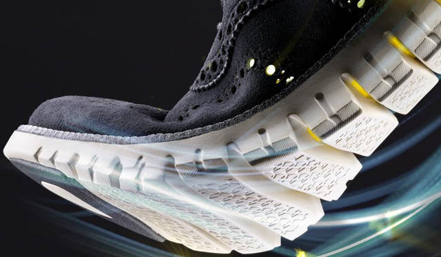 ソールの溝により屈曲性が増し、フレキシブルな動きを提供