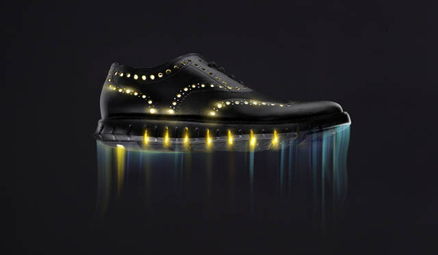 コール ハーンのシューズのなかで、もっとも軽くフレキシブル。アッパーのブローグにより軽量化を実現するとともに、呼吸するかのような通気性をもたらす。「ゼログランド オックスフォード ノンステッチ」3万8000円（税抜）