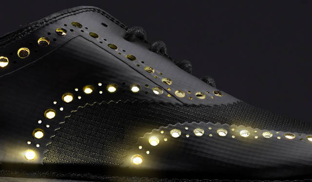 高周波溶接によって接着されたリップストップナイロンは、ユニークなルックス、軽さ、耐久性をプラスする