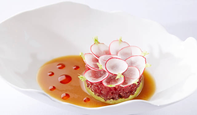 本マグロのタルタル、アヴォカド、ラディッシュ ジンジャードレッシング