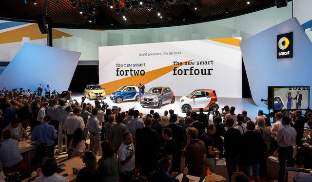 016_smart_qorldpremire フォーフォーのボディシェルから、フォーツーのボディセルを望む