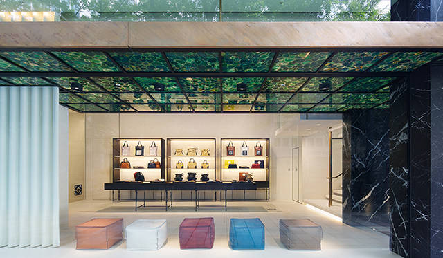 表参道の大通りに面した「カサ ロエベ 表参道」のファサードは、外の風景との境界線を感じさせない一面のガラス張り。視界に飛び込む店内の空間が、そのままウィンドウディスプレイの役割を果たす