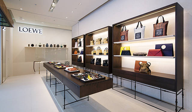 地上1階。まるで美術館における展示のように、製品が並ぶ。奥には、オープンを記念して、1920年代の陶芸界に多大な影響をおよぼしたイギリス人陶芸家、バーナード・リーチとともに作陶活動を展開した、初代・濱田庄司（1874～1978年）、2代目・晋作、3代目・友緒、と3代にわたる陶芸家名匠を擁する益子焼の窯元「濱田窯」の陶器作品が展示される