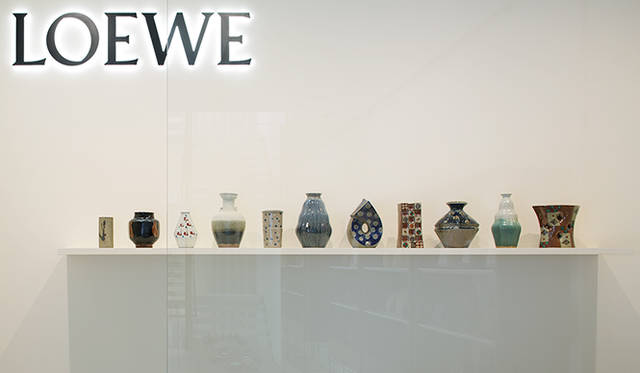 展示される陶芸作品のなかでセンターを飾るのは、3代目である濱田友緒がロエベからインスピレーションを得て製作された特別な作品、『TIE』と『CUBE』の2点だ（写真左から7番目、8番目）
