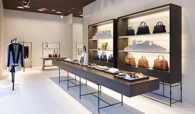 地上2階。ディスプレイテーブルの端には“鳩の尾”の意味をもつ「ダブテイル」のディテールがほどこされる。脚部にはリバティ様式建築物に見られるデザインが配され、アートとの融合が表現されている