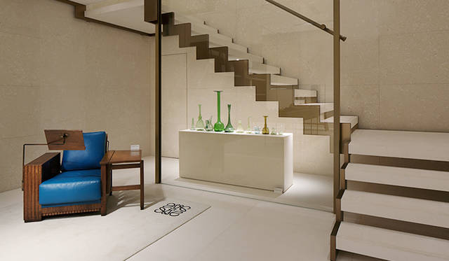 地下1階。店内の家具には、アーツ アンド クラフツ運動の時代のものから選りすぐった、英国のアンティークなどが置かれる。そのなかには、ロンドンのデパート「リバティ」のために制作されたという作品や、アーティスト、デザイナー、作家としてパイオニア的存在のウィリアム・モリスがデザインした椅子なども含まれる