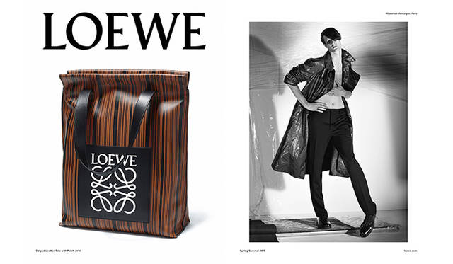 ベンジャミン・ブルーノのスタイリングに、写真家、スティーブン・マイゼルならではのモノクロームのシルエットが際立つ、あらたな広告ビジュアル。並置されたレザーの「トート」の新作は、大胆なストライプとリニューアルされたアナグラムによって、シンプルでいて力強い佇まいに
