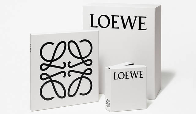 あらたなブランドロゴは、ロエベの創業者となった、エンリケ・ロエベ・ロスバーグがドイツ人だったことにちなみ、ドイツ生まれのイギリス人、タイポグラフィデザイナーのベルナルド・ウォルプの作品から着想を得たもの。ロエベのアイコンである“アナグラム”のオリジナルは、スペインの画家、ヴィンセント･ヴェラによって1970年にデザインされたもの。レザーにエンボスするための刻印だった本来の姿に近づけるべく、よりシンプルなデザインに更新。製品のパッケージも、学術書をおもわせるスモーキーホワイトのボックスに
